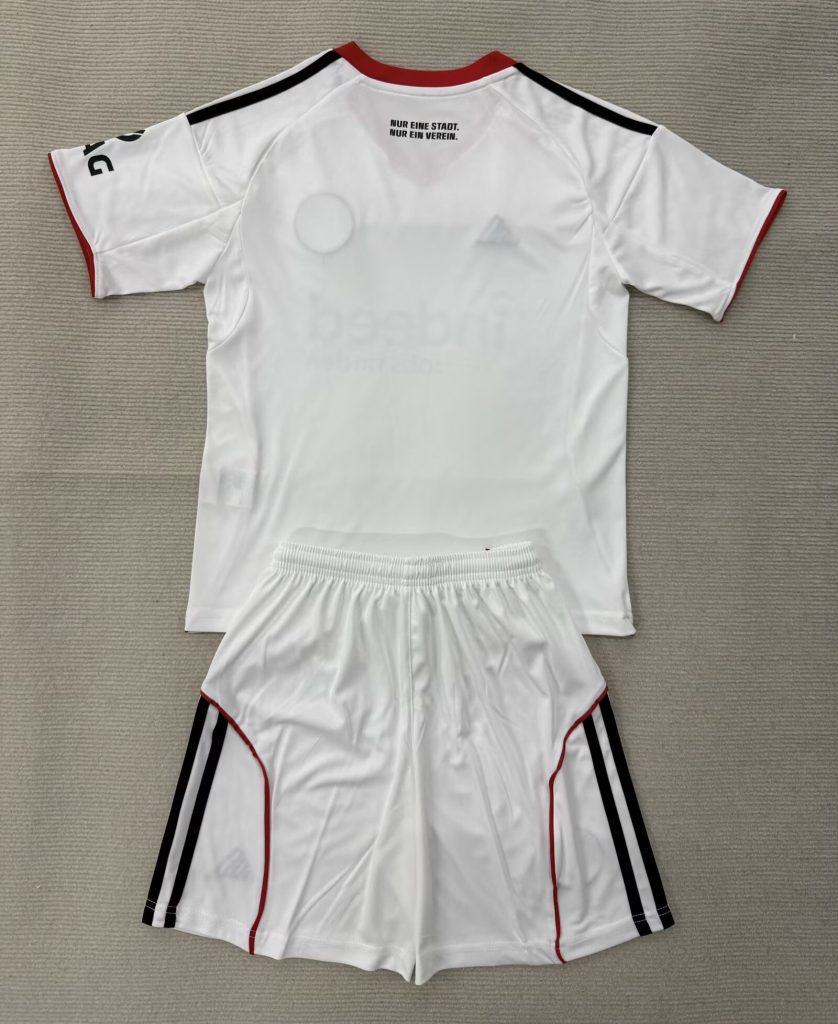 niños Frankfurt 2025-26 Visitante kit